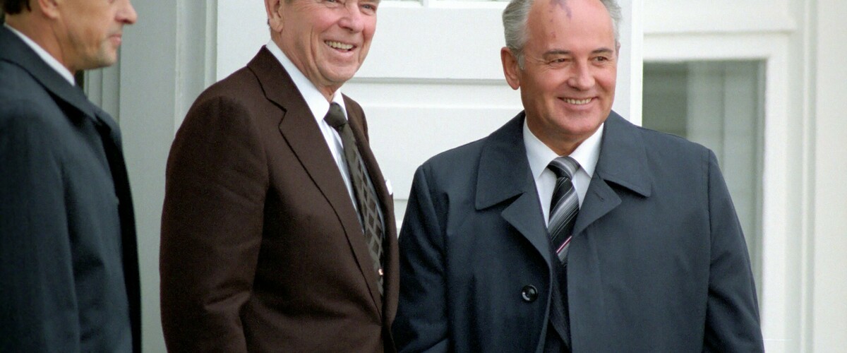 Regan Gorbachev Arrive Reykjavik Summit Nov